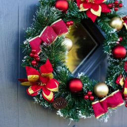 40Cm Artificial Wreath With Red Baubles And Poinsettia - thumbnail 5