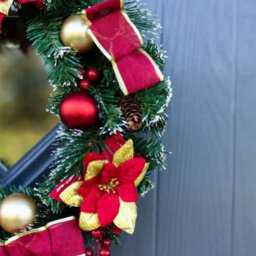 40Cm Artificial Wreath With Red Baubles And Poinsettia - thumbnail 4