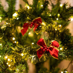 3.5M Deluxe Green Festive Holiday Garland With Red Bows - thumbnail 2
