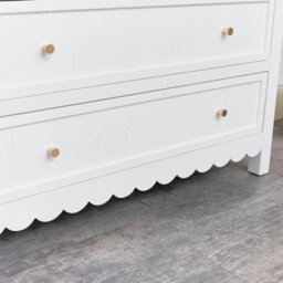 Melody Maison Large Scalloped 3 Drawer Chest Of Drawers & Pair Of Bedside Tables - Staunton White Range - thumbnail 5