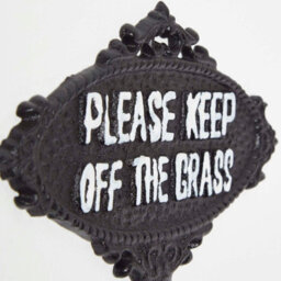 Homescapes Black Metal Please Keep Off The Grass Garden Sign With Metal Spike - thumbnail 2