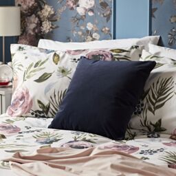 GoodHome Valgreta Deep Navy Square Velvet Effect Indoor Cushion, (L)43Cm X (W)43Cm - thumbnail 4