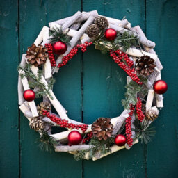 Dibor Vintage Style Woodland Berries Light Up Festive Decor Autumn-Winter Wreath Front Door Christmas Wreath 30Cm