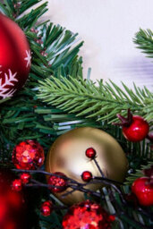 Christmas Tree World 50Cm Decorated Mixed Pine Wreath With Red & Gold Baubles - thumbnail 8