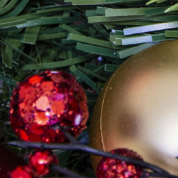 Christmas Tree World 50Cm Decorated Mixed Pine Wreath With Red & Gold Baubles - thumbnail 5