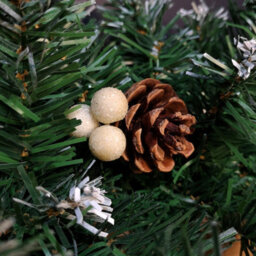Samuel Alexander Premier 270Cm (9Ft) Christmas Garland Decoration Snow Tips White Berries & Cones - thumbnail 5