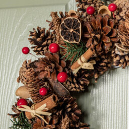 Samuel Alexander 36Cm Winter Spice Hanging Christmas Wreath With Pine Cones Red Berries & Dried Fruit - thumbnail 4