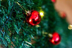 Shatchi 4Ft Prelit Pre Pop Up Christmas Tree Led Warm White Lights With Red Baubles - thumbnail 7