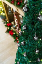 Shatchi 5Ft / 150Cm Pre-Lit Pop Up Christmas Tree With Leds And Silver Baubles - thumbnail 3
