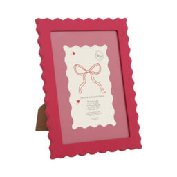 Deenz Carmine Adorable Scalloped Pink Photo Frame 8 X 6 Inches Easy Picture Hanging Decorative Border Great Gift Glass 30 X 25 Cm - thumbnail 2