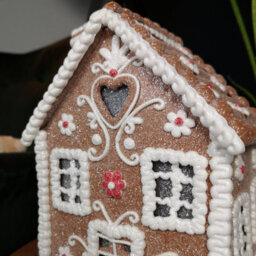 Samuel Alexander 24Cm Battery Operated Light Up Christmas Gingerbread House Chalet With Leds - thumbnail 8