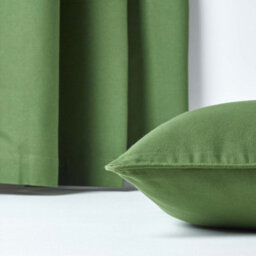 Homescapes Cotton Plain Olive Green Cushion Cover, 45 X 45 Cm - thumbnail 5