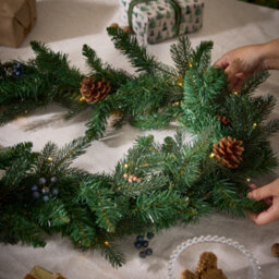 Dibor Traditional Melrose Pre-Lit Decorative Christmas Garland L180Cm - thumbnail 3