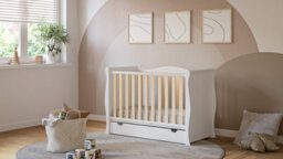 VICULII Willow White Natural Sleigh Mini Cot Bed With Drawer And Pocket Sprung Hypoallergenic 120 X 60 Cm - thumbnail 1