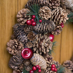GreenBrokers Premium Quality Christmas Hanging Wreath 48Cm - Festive Pine Cone Display With Red Berries - thumbnail 4