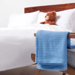 Homescapes Organic Cotton Waffle Baby Blanket Blue, 90 X 112 Cm - thumbnail 5