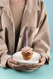 Henbrandt Pack Of 12 Pastel Party Tall Candles With Holders (12.5Cm) - thumbnail 4
