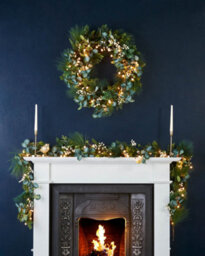Werchristmas 76 Cm Pre-Lit Artificial Christmas Wreath With Eucalyptus And Berries, 40 Warm White Leds - thumbnail 4