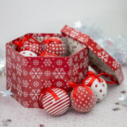 The Christmas Workshop 70889 Set Of 14 Red & White Snowflake Christmas Baubles 