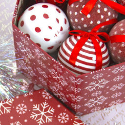 The Christmas Workshop 70889 Set Of 14 Red & White Snowflake Christmas Baubles  - thumbnail 9