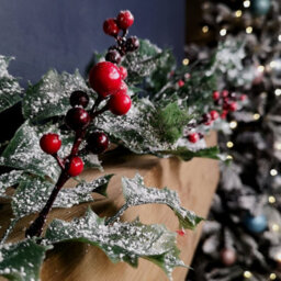 Samuel Alexander 1.8M Frosted Green Holly Leaf & Berry Glitter Garland Christmas Decoration - thumbnail 2