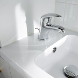 GoodHome Veleka Gloss White Freestanding Vanity Unit & Basin Set With Chrome Effect Tap - Includes 2 Door Vanity (W)550mm (H)900mm - thumbnail 7