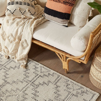Beliani Hand-Tufted Wool Rug 140 X 200 Cm - Beige And Black Geometric - image 1