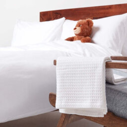 Homescapes Organic Cotton Waffle Baby Blanket White, 90 X 112 Cm - thumbnail 5
