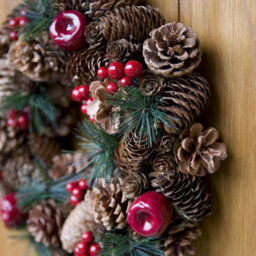 GreenBrokers Premium Quality Christmas Hanging Wreath 32Cm- Festive Pine Cone Display With Red Berries - thumbnail 6
