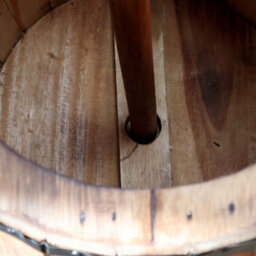 Serenityy Aw Dropship Uk Barrel Stool & Parasol Stand - Natural Albasia Wood, Dark Metal Bands, 38 X 32 Cm - thumbnail 5