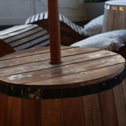 Serenityy Aw Dropship Uk Barrel Stool & Parasol Stand - Natural Albasia Wood, Dark Metal Bands, 38 X 32 Cm