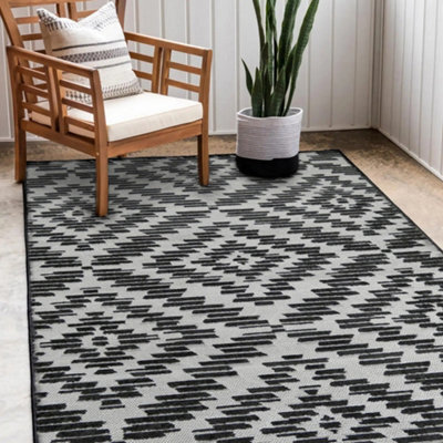 Black & White Geometric Medium Outdoor Rug, (L)170Cm X (W)120Cm - image 1