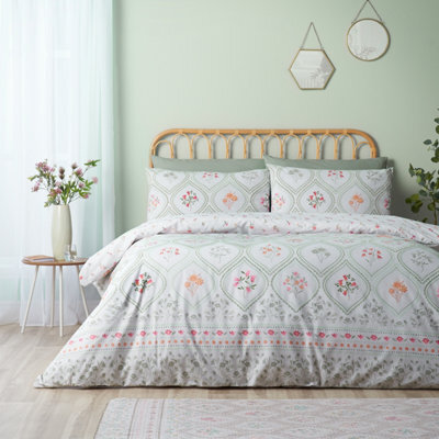 Catherine Lansfield Cameo Floral Reversible Single Duvet Cover Set With Pillowcase Soft Green - image 1