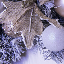 Christmas Tree World 50Cm Decorated Silver Mixed Pine Wreath With Rose Gold Poinsettia - thumbnail 4