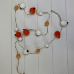 Satchville Wool Pumpkin Garland - thumbnail 2
