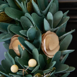 Dibor 35Cm Crocus And Berry Front Door Christmas Wreath With Deer Wreath Hanger - thumbnail 4