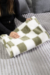Living And Home Super Soft Comfortable Plush Reversible Checkered Throw Blanket Available All Year Round Green And White 230Cm W X 230Cm D - thumbnail 3