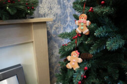 Shatchi Christmas Tree Hanging Decorations Traditional Gingerbread Cookie Couple Man & Lady - thumbnail 2