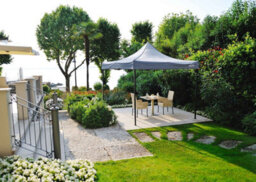 Dellonda Premium 2X2M Pop-Up Gazebo & Side Walls With Carry Bag, Stakes & Weight Bags - thumbnail 4