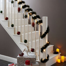5.49M Soft Matt Green Pre-Lit Garland - Battery-Powered