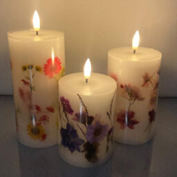 Set Of 3 Dried Flower Embedded Real Wax Led Flame Candles - Battery Powered Candle Lights With Floral Design - H18, H12 & H10Cm - thumbnail 2
