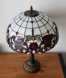 "K Living Kliving 12"" Wycombe E27-60W Tiffany Table Lamp With Stained Rose Glass Shade" - thumbnail 4