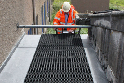 Blue Diamond Rubber Rooftop Walkway Duckboard Matting Cellmax 100 X 150Cm Black - image 1