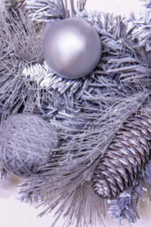 Christmas Tree World 50Cm Decorated Silver Mixed Pine Wreath With White Poinsettia - thumbnail 6