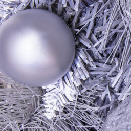 Christmas Tree World 50Cm Decorated Silver Mixed Pine Wreath With White Poinsettia - thumbnail 3