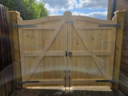 M&D Woodcraft Ltd Wooden Swan Neck Driveway Gates 2.4M X 1.8M Engineered Timber Handmade - thumbnail 4