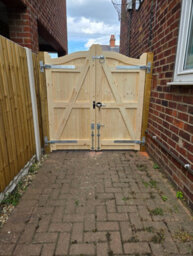 M&D Woodcraft Ltd Wooden Swan Neck Driveway Gates 2.4M X 1.8M Engineered Timber Handmade - thumbnail 5
