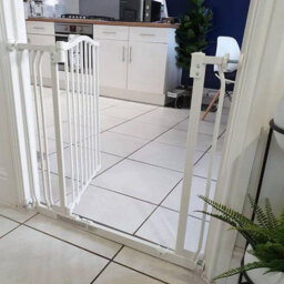 Bettacare Curved Top Dog Gate, 207Cm - 216Cm, Matt White, Pressure Fit Pet Gate For Dog And Puppy, Pet And Dog Barrier - thumbnail 7