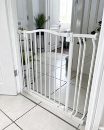 Bettacare Curved Top Dog Gate, 207Cm - 216Cm, Matt White, Pressure Fit Pet Gate For Dog And Puppy, Pet And Dog Barrier - thumbnail 6