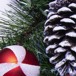 Christmas Tree World 50Cm Decorated Mixed Pine Wreath With Red Green & Black Baubles - thumbnail 5